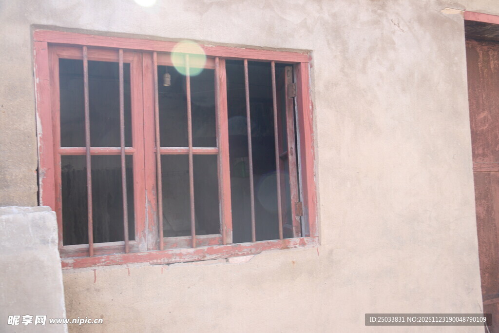 老旧红框窗户墙面景象