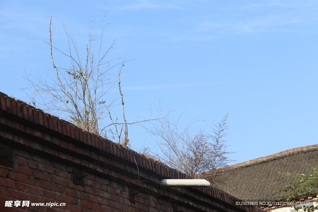 古朴屋顶与蓝天