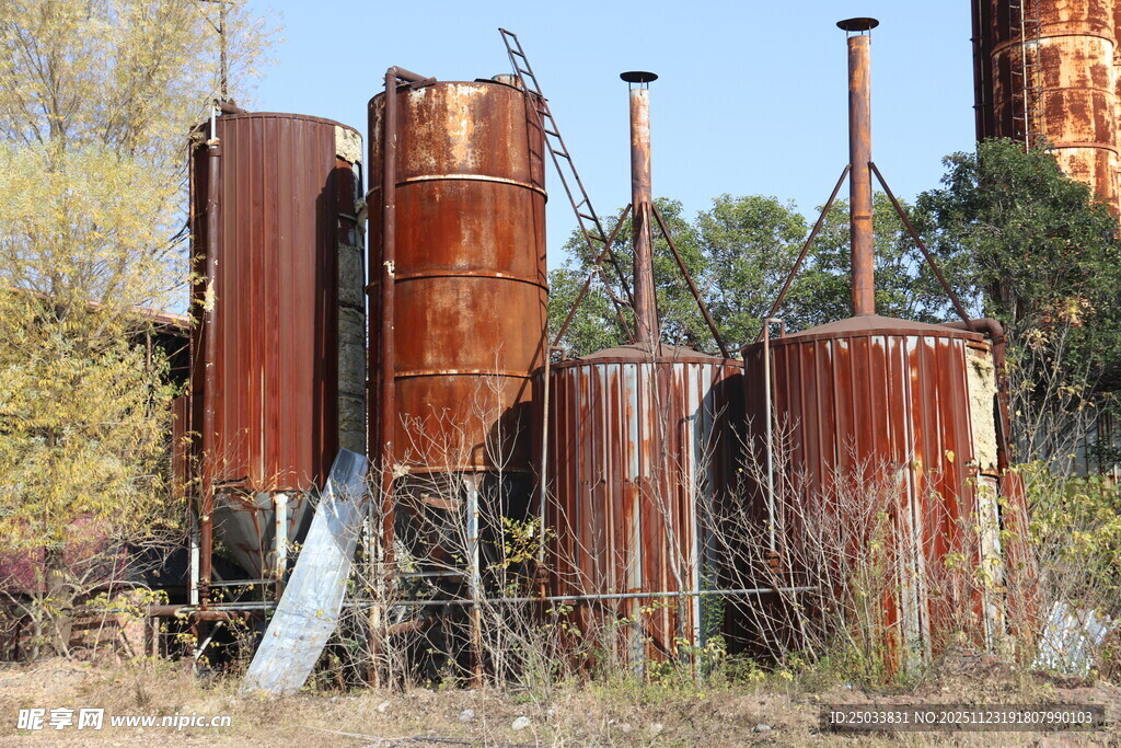 废弃生锈的工业储罐景观