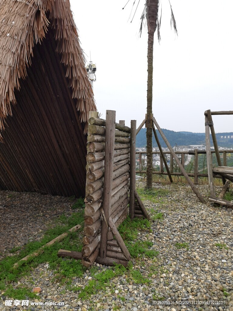 乡村茅草屋与户外休闲设施