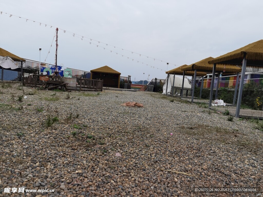 海边碎石滩上的简易帐篷