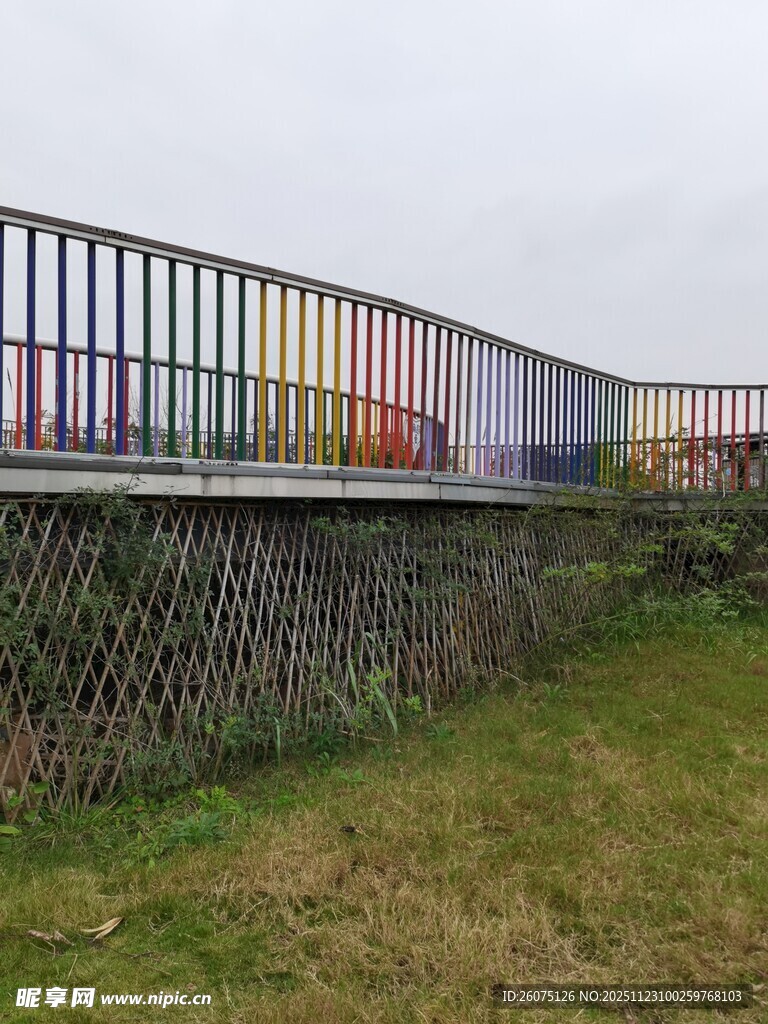 彩色栏杆桥与草地景观