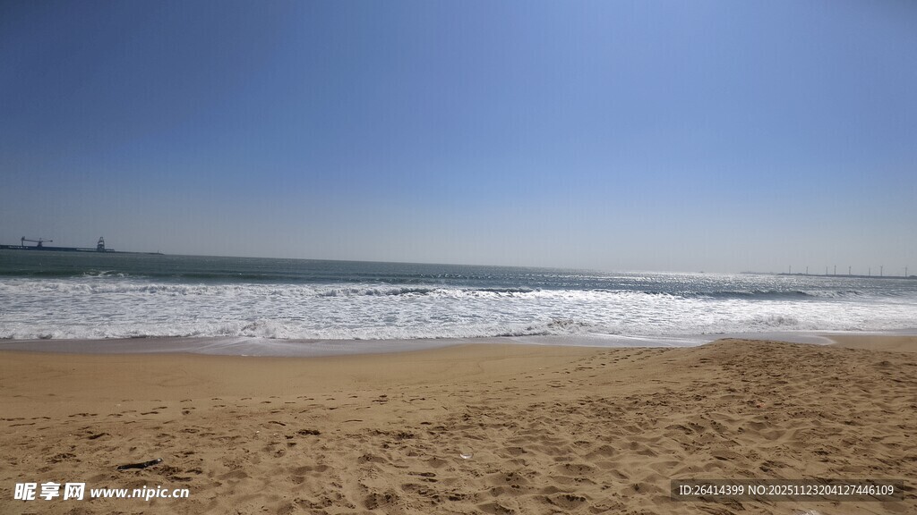 美丽海滩海浪轻拍沙滩