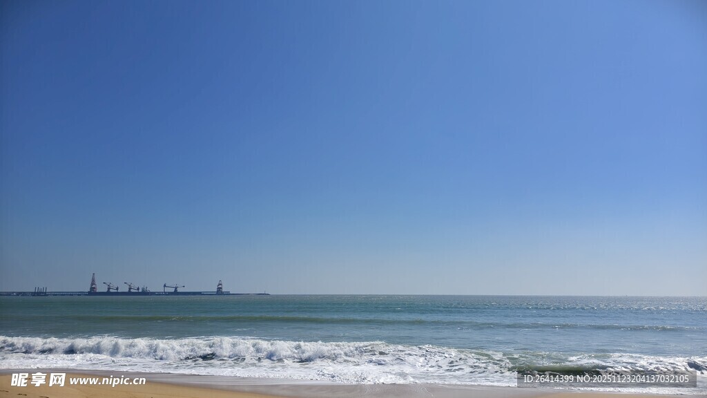 蔚蓝海岸海浪轻拍沙滩