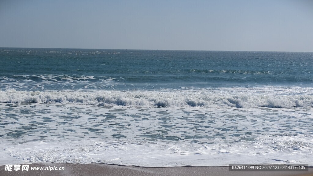 海边海浪翻涌的美丽景象