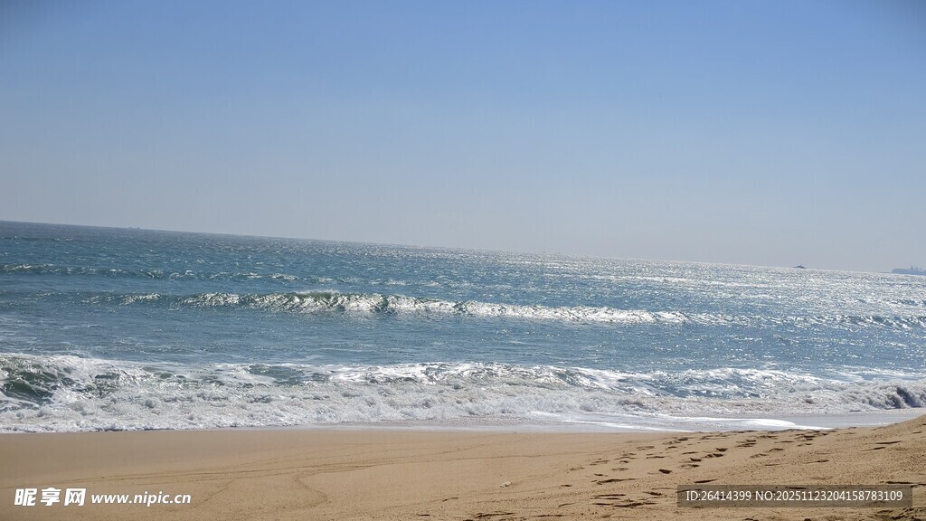 海边沙滩海浪轻拍景色美