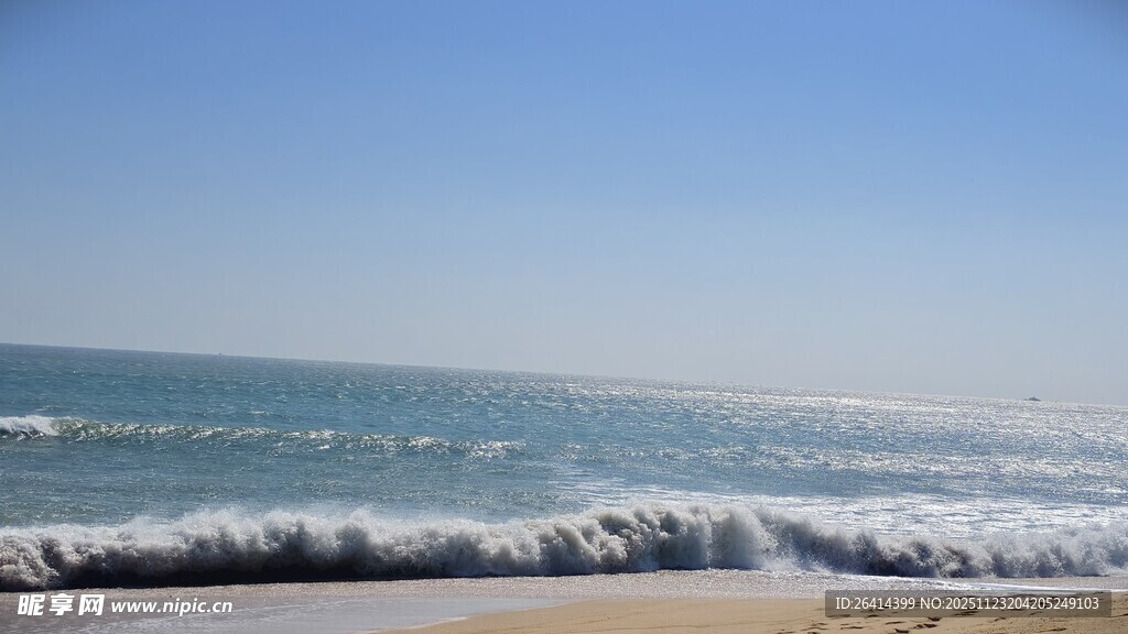 海边海浪与蓝天美景
