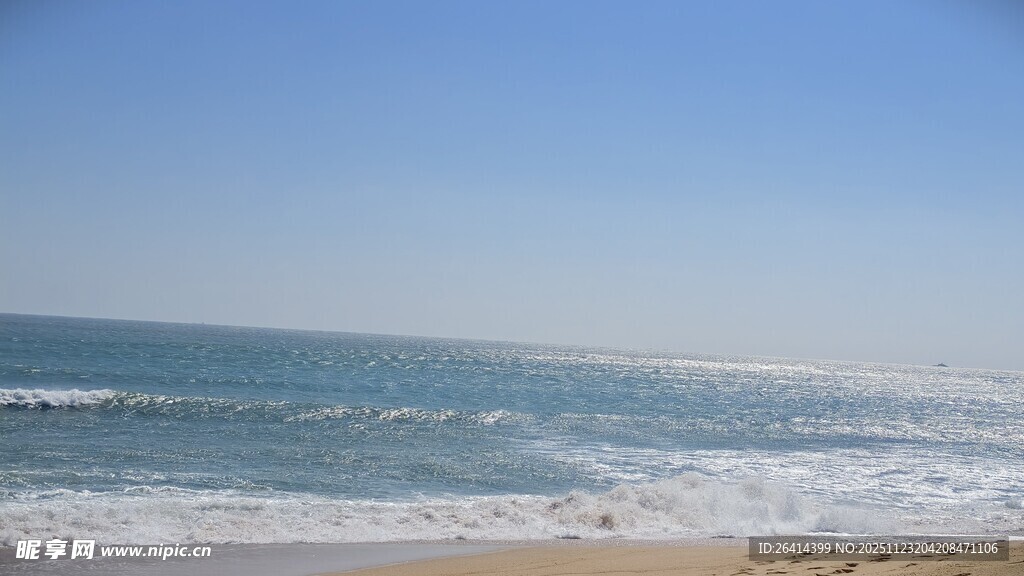 海边美景海浪轻拍沙滩