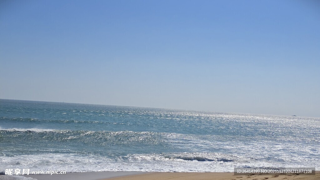 海边美景海浪轻拍沙滩