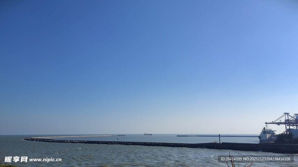 广阔蓝天与宁静水域景观