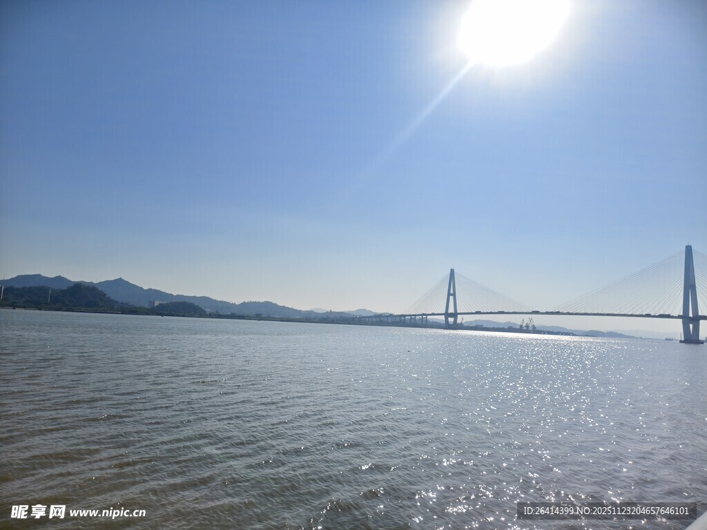 阳光下的跨海大桥美景