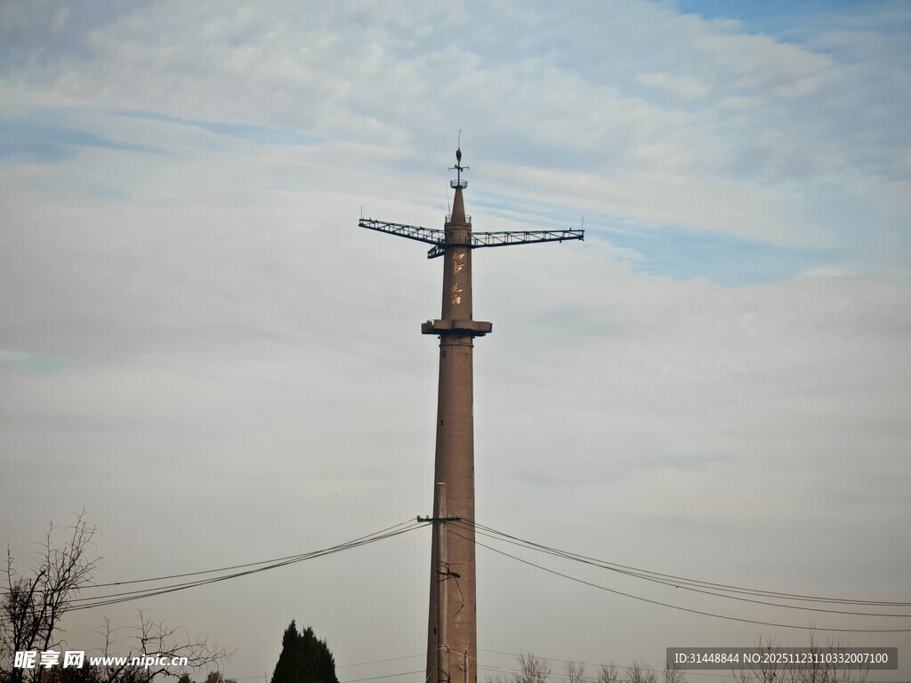 高耸电线杆与电线