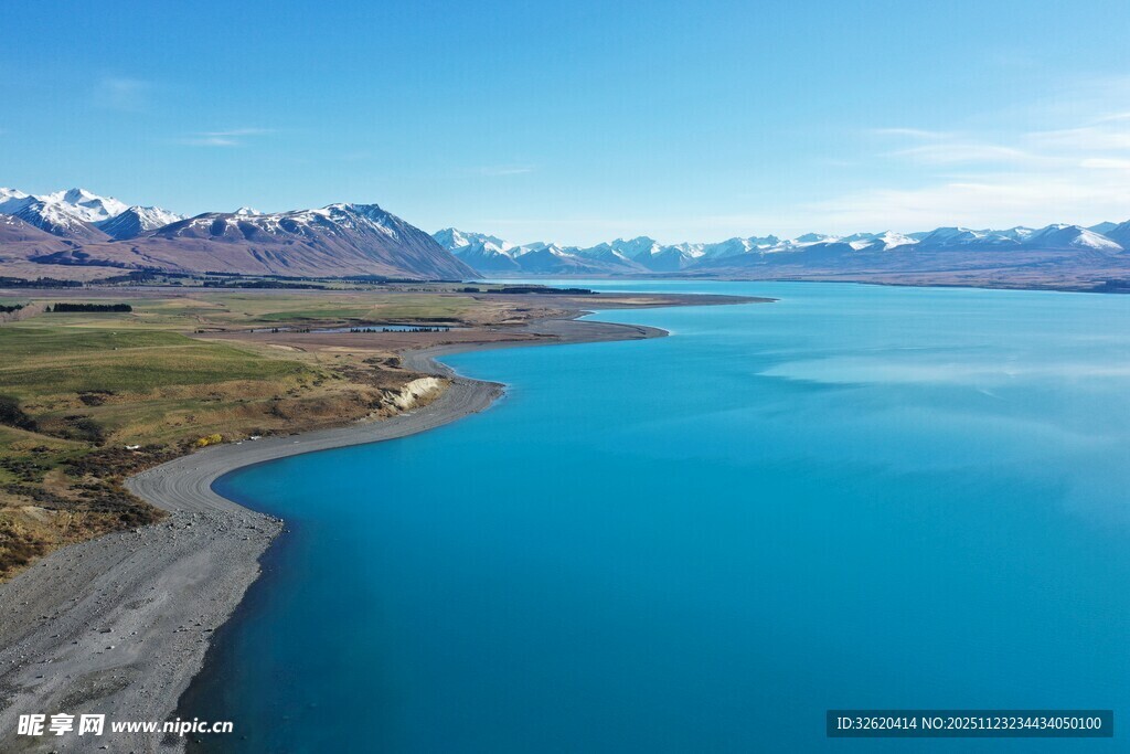 蓝色湖泊与周边美丽风光