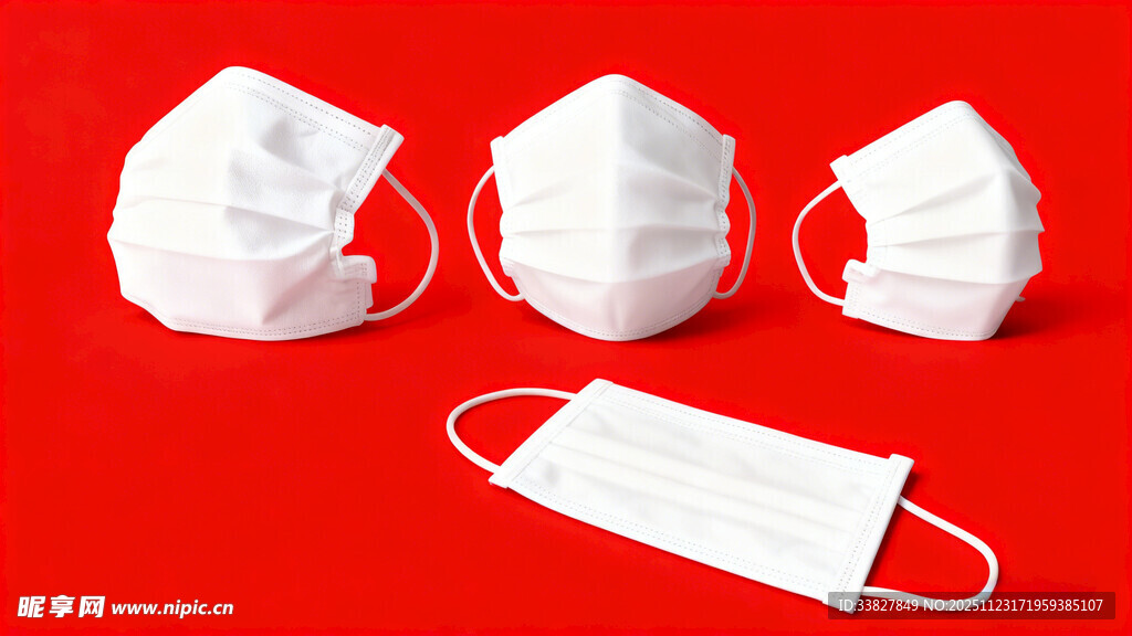 四枚白色医用口罩展示