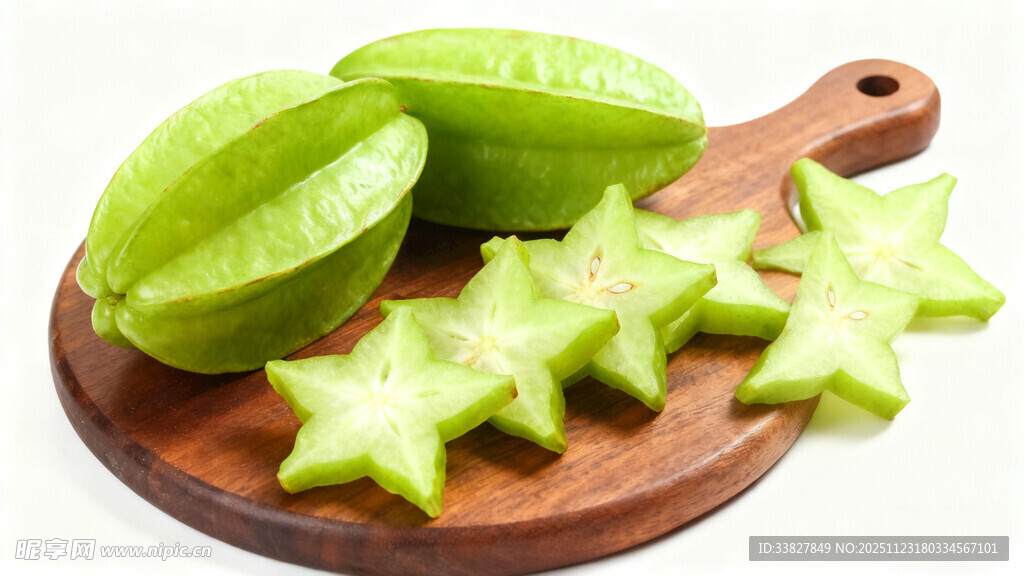 木制托盘上的新鲜杨桃