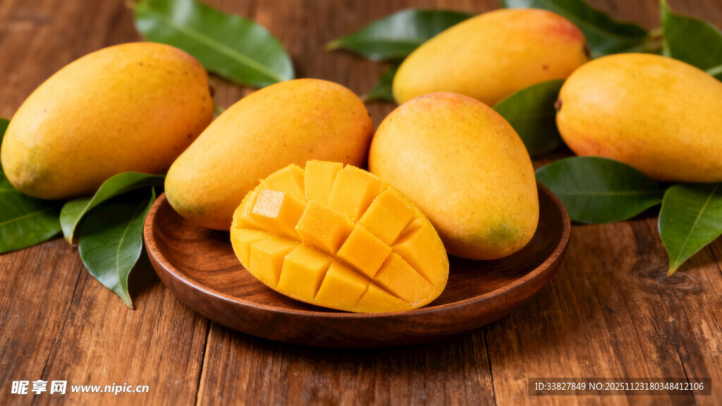 木盘上的新鲜美味芒果
