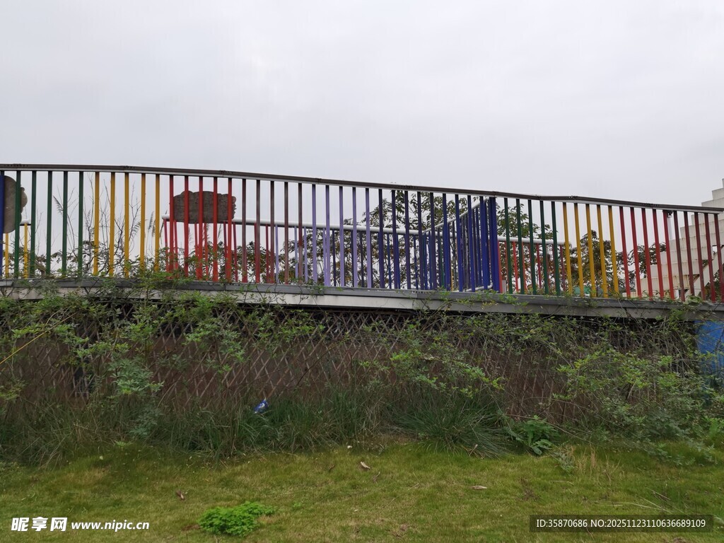 户外围栏旁的多彩物品