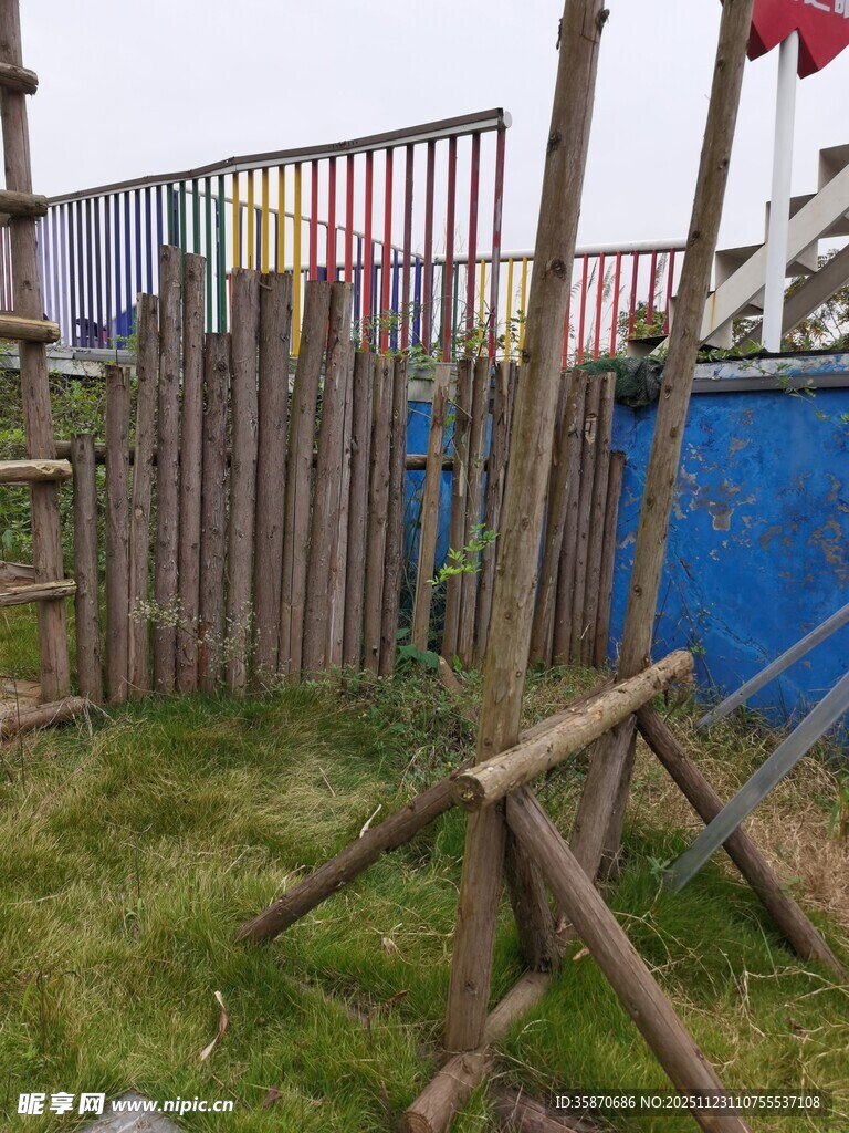 户外简易木围栏场景