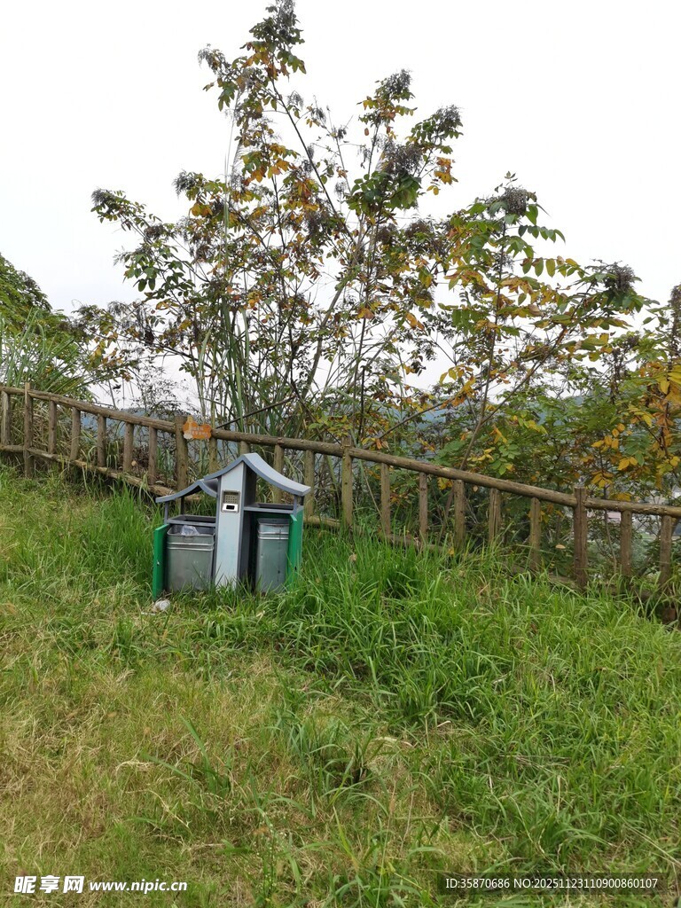 户外草地中的绿色小屋