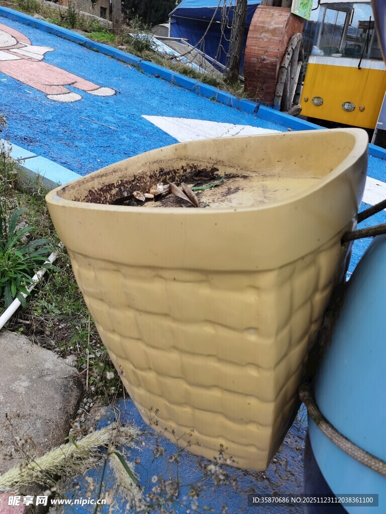 户外棕色花盆内有杂物
