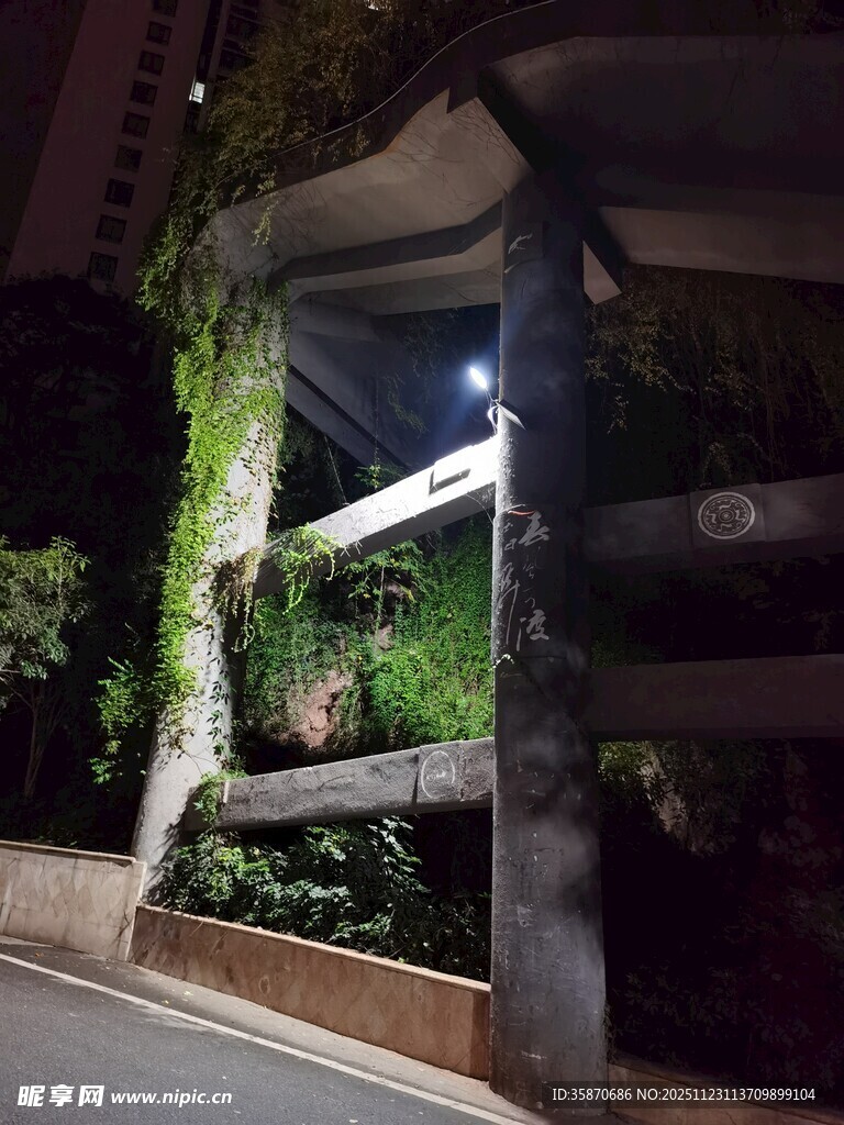夜间绿植墙景观
