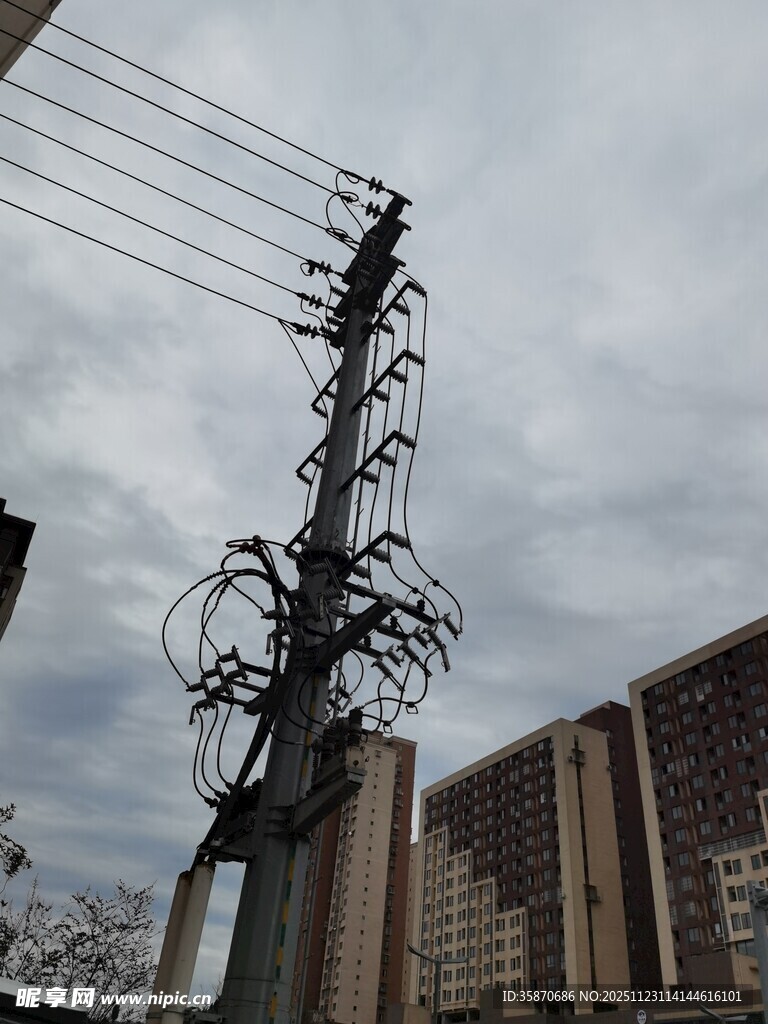 高压电塔与城市建筑景观