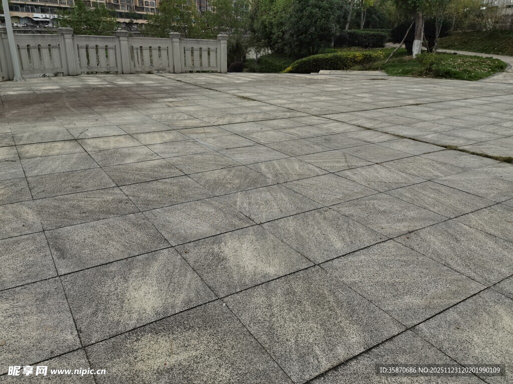 户外灰色石砖铺就的场地