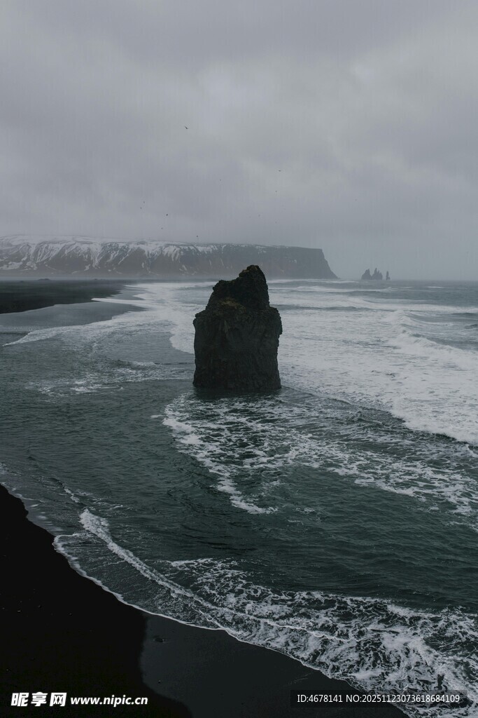 海边孤岩海浪翻涌之景