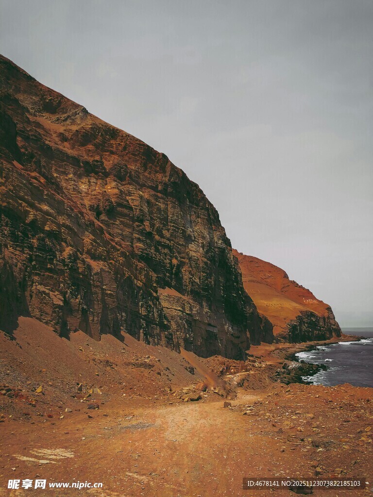 海岸边的崎岖红色山崖
