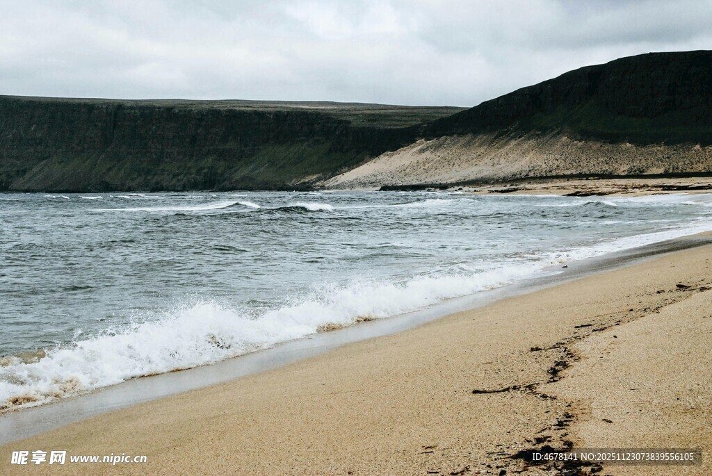 海边沙滩海浪轻拍景象