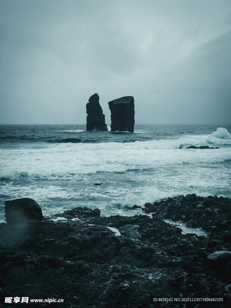 海边孤石海浪翻涌之景