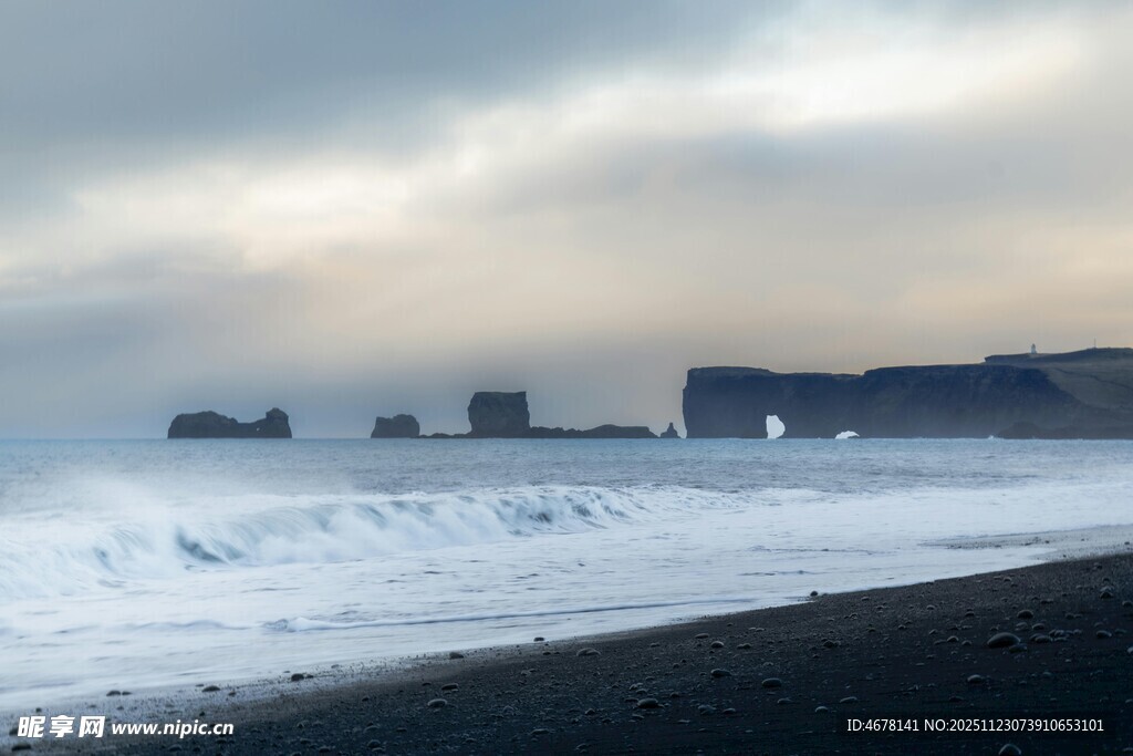 冰岛黑沙滩海浪与远山