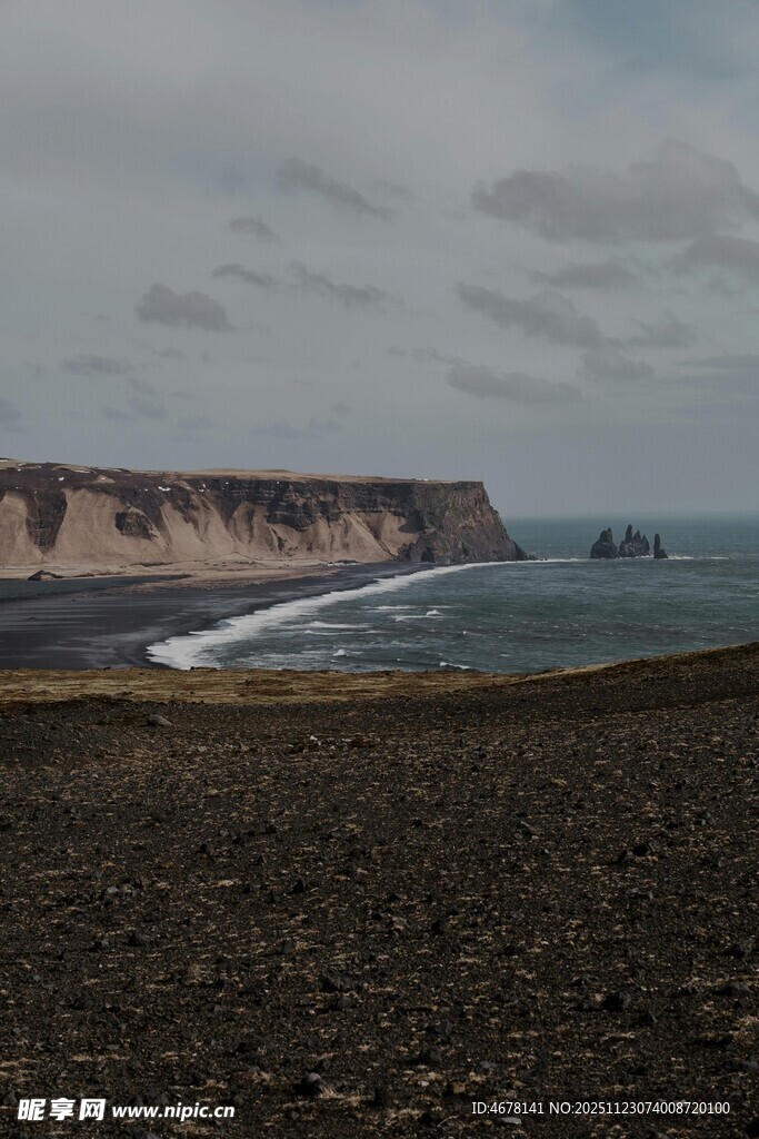 海岸边的壮阔自然景观