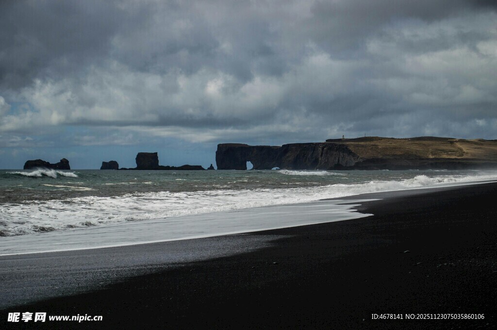 阴沉天空下的壮阔海滩景色
