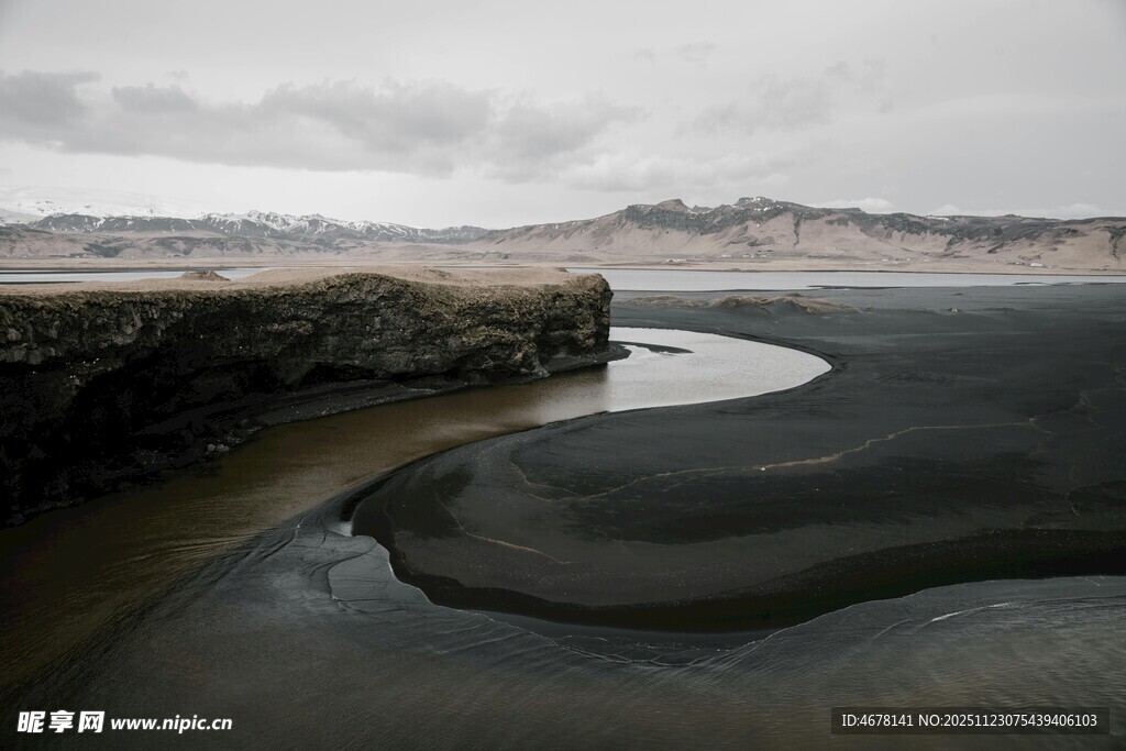 蜿蜒河流与荒芜岸景