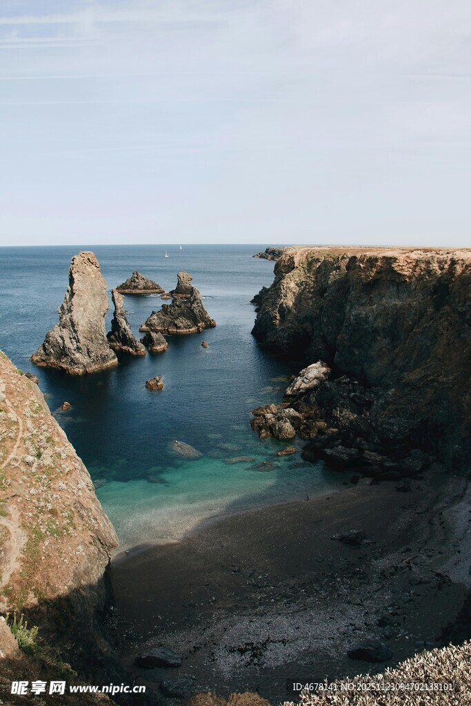 海岸边的嶙峋礁石与碧海