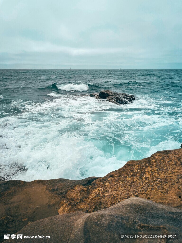 海边礁石与翻涌海浪