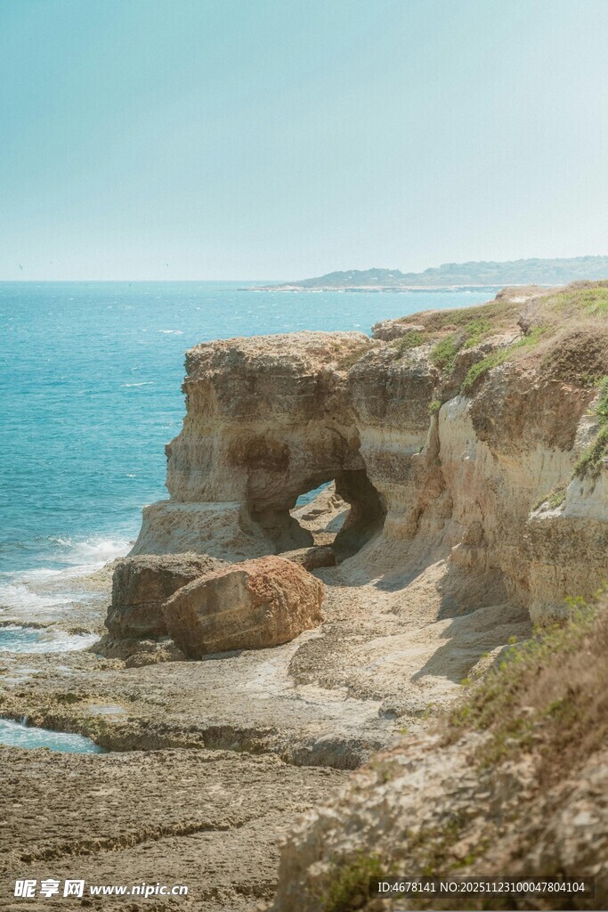 海边嶙峋礁石景观