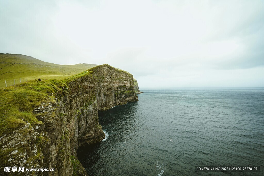 悬崖边的壮阔海景