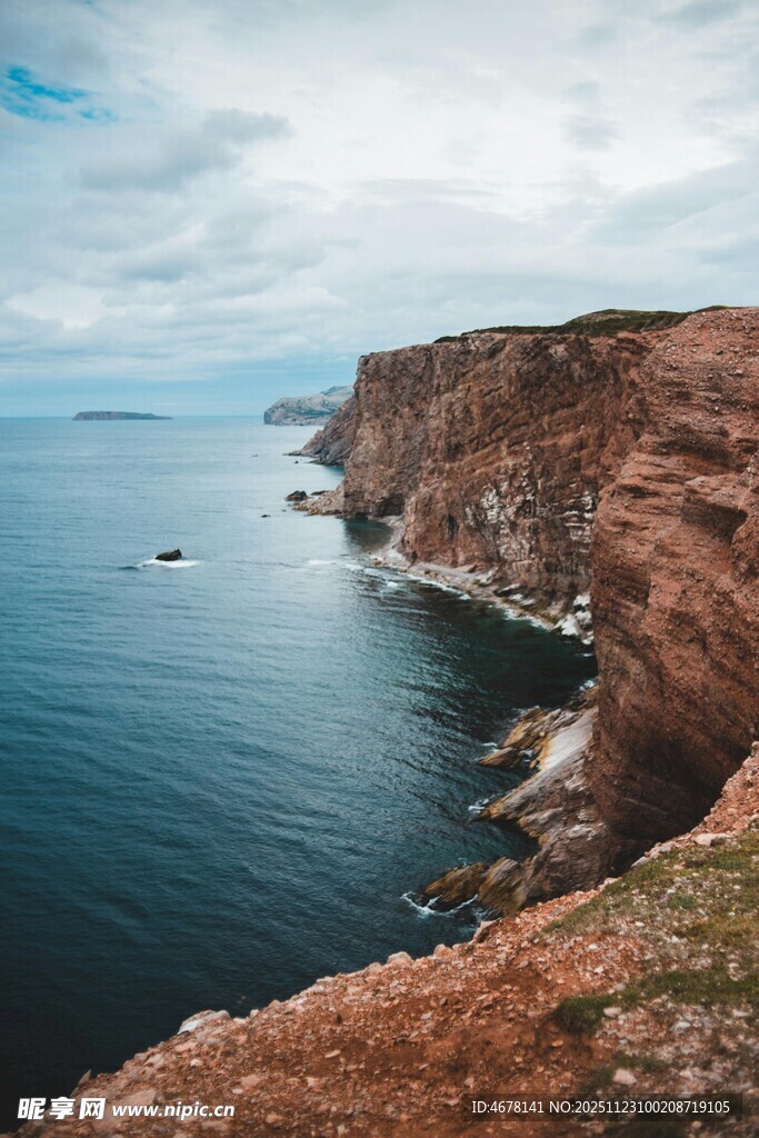 海岸悬崖边的壮阔海景
