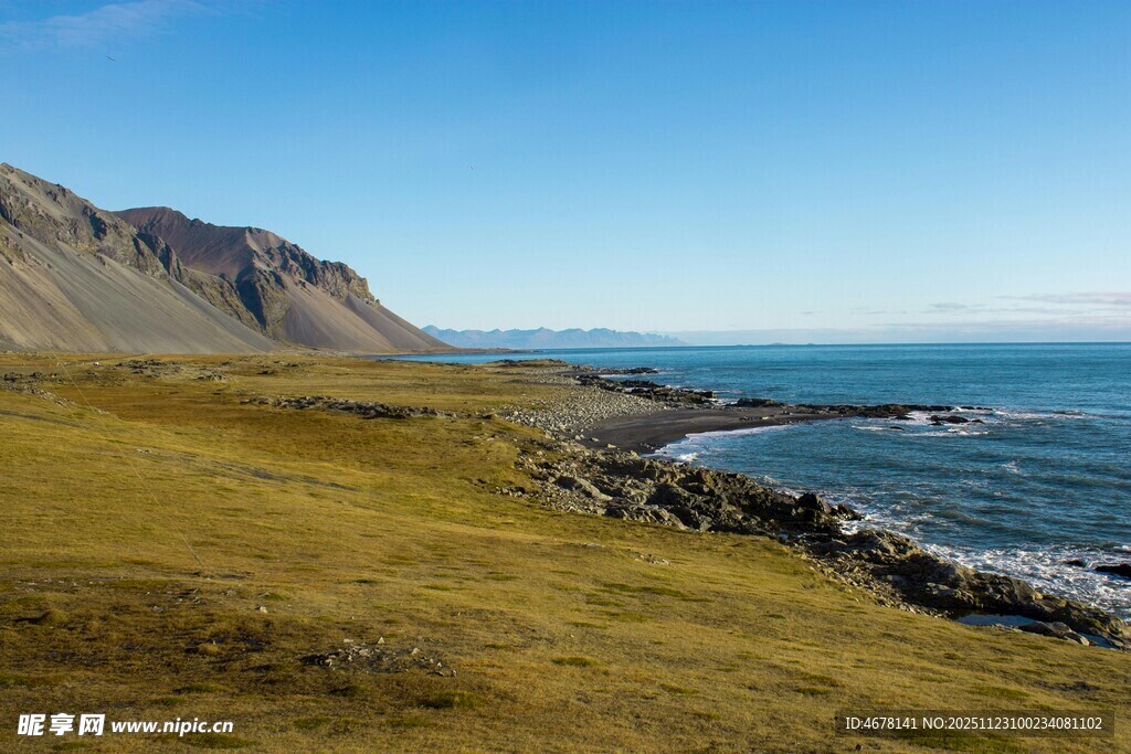 海岸边的广袤草地与山峦