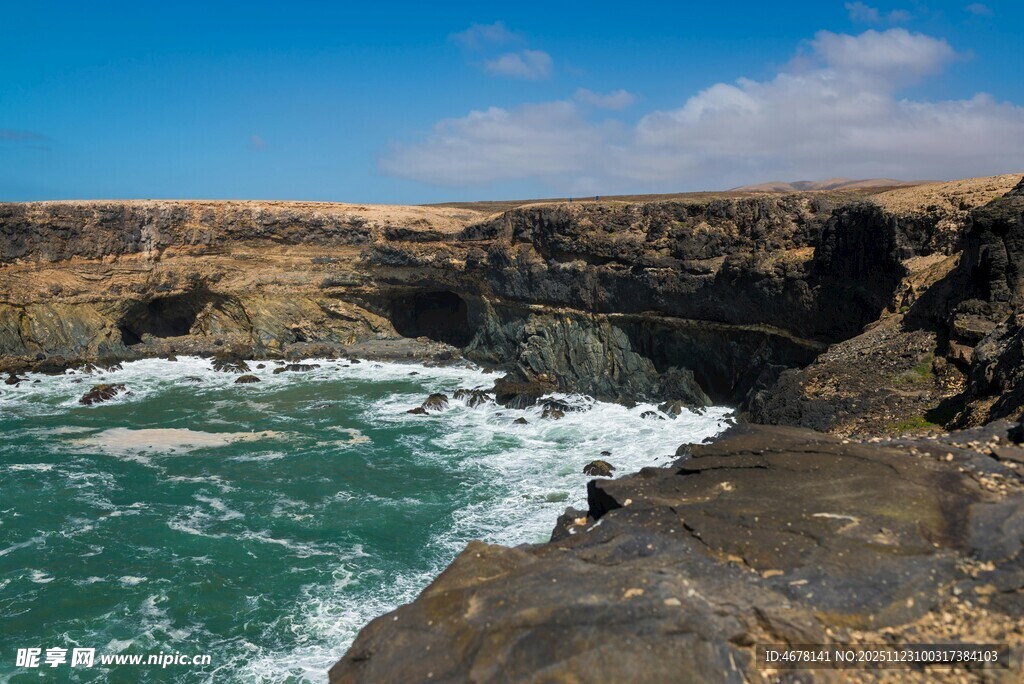 海岸边汹涌海浪拍打礁石