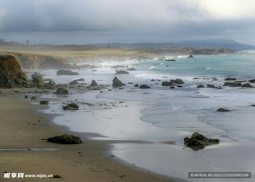 海边礁石与翻涌海浪