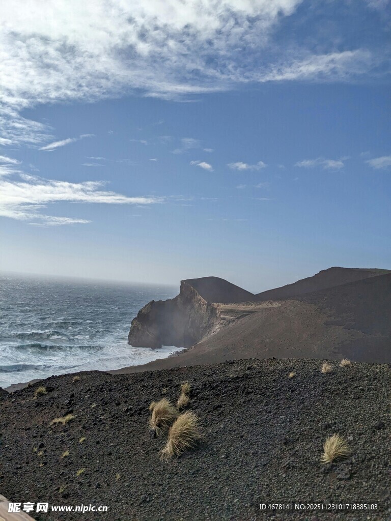 海边黑沙滩与远处山峦