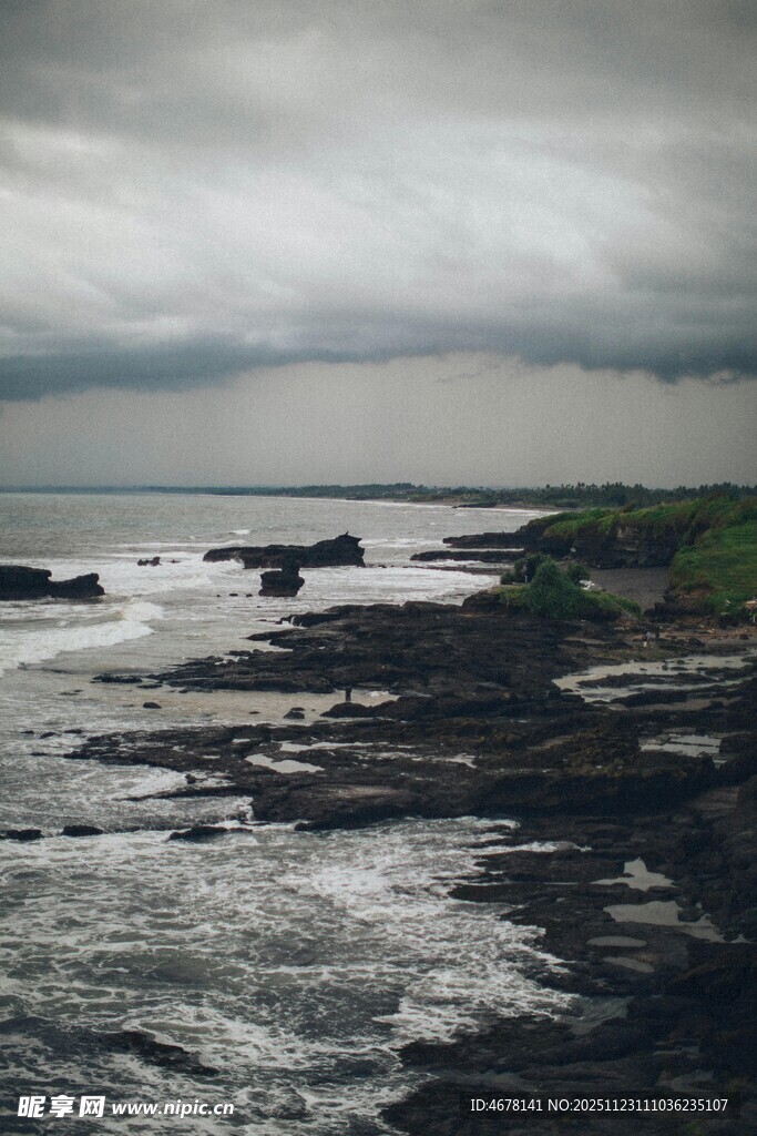 海边阴云下的壮阔礁石景观