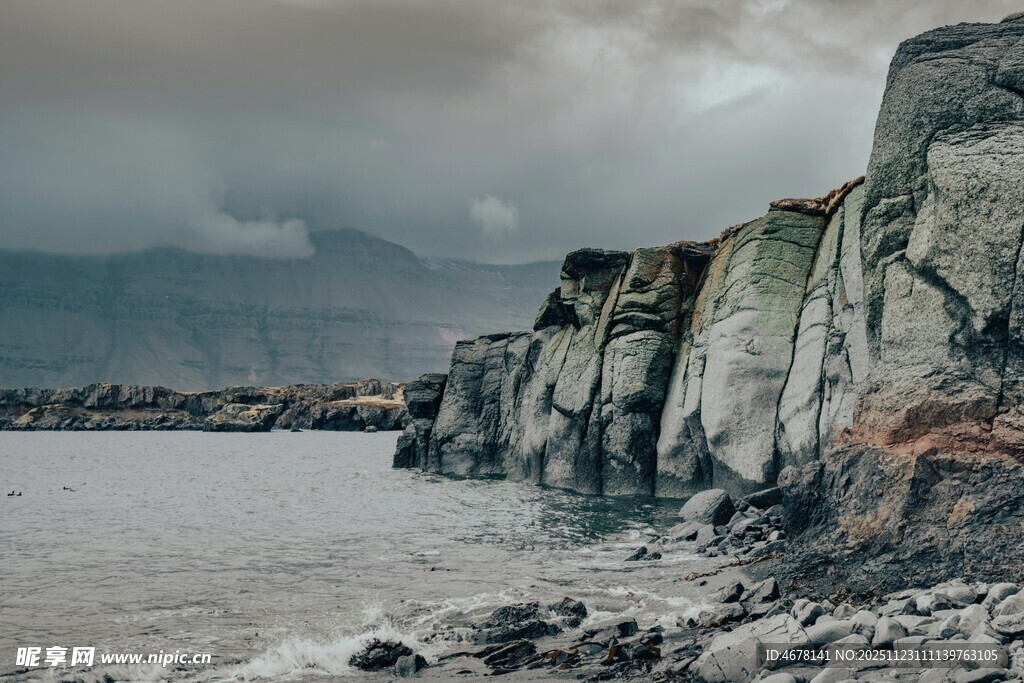 海边嶙峋岩石与阴沉天空