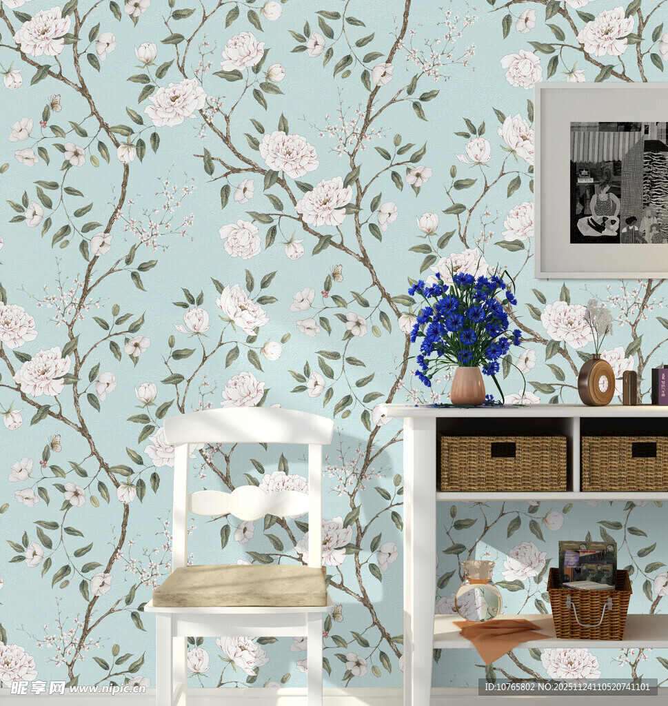 淡蓝花卉墙布装饰的温馨角落