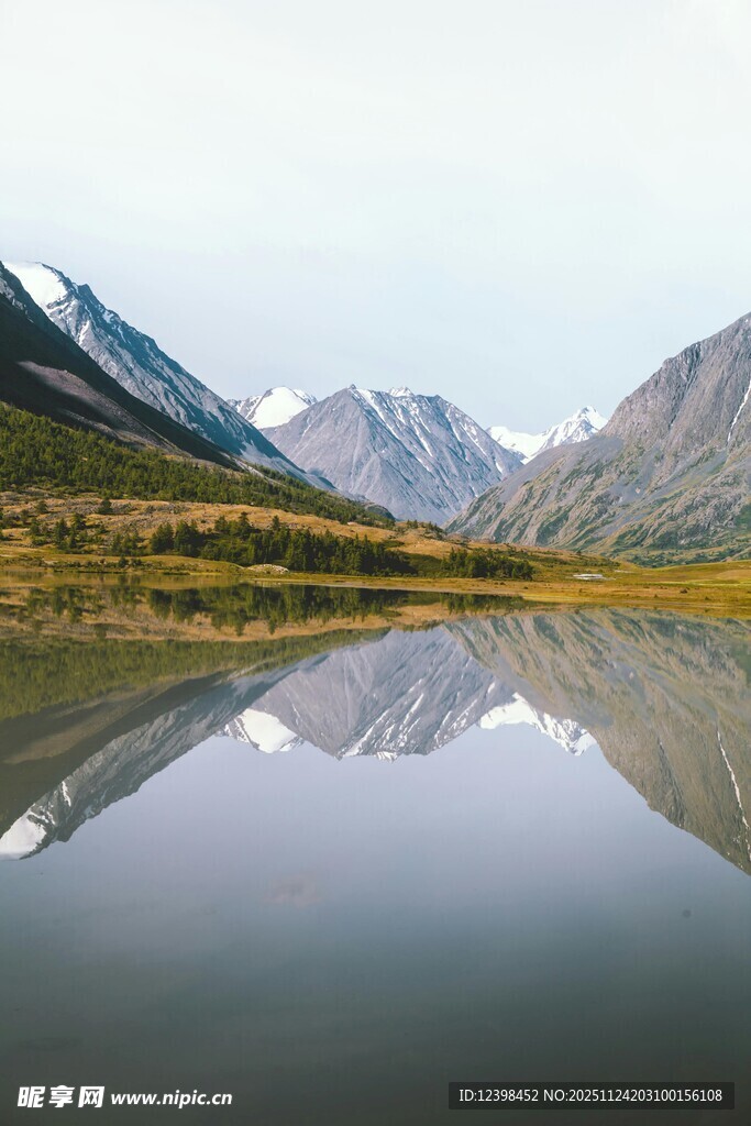 宁静山水间的湖光山色