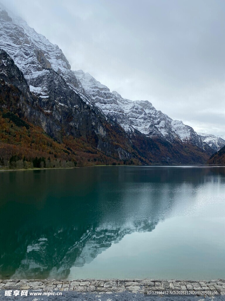 雪山下的静谧碧湖