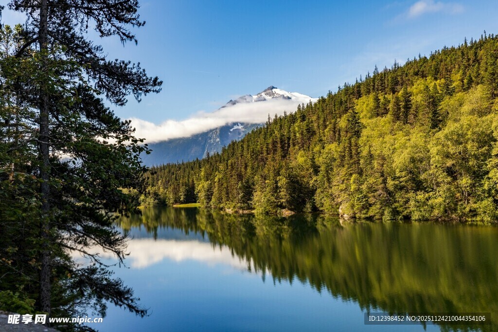 山林湖畔美景